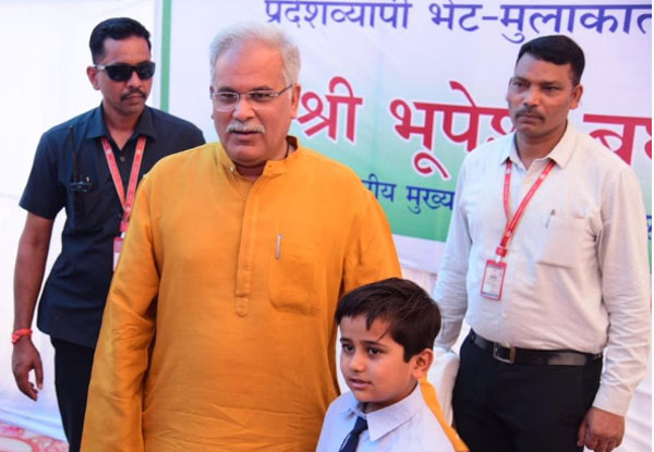 मुख्यमंत्री ने नन्हे बच्चे वंश से कहा जल्द ही आएंगे आत्मानंद स्कूल