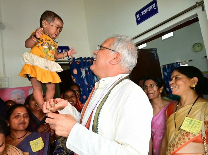 मुख्यमंत्री ने खुद छुड़ाया अपना कॉलर, बाद में जमकर लगाए ठहाके