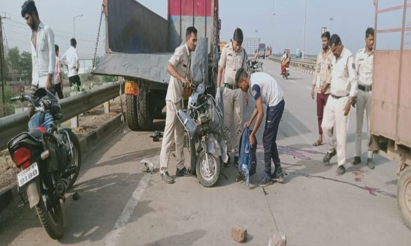 खड़ी ट्रक में जा घुसी स्कूटर, 2 युवकों को मौत&hellip;