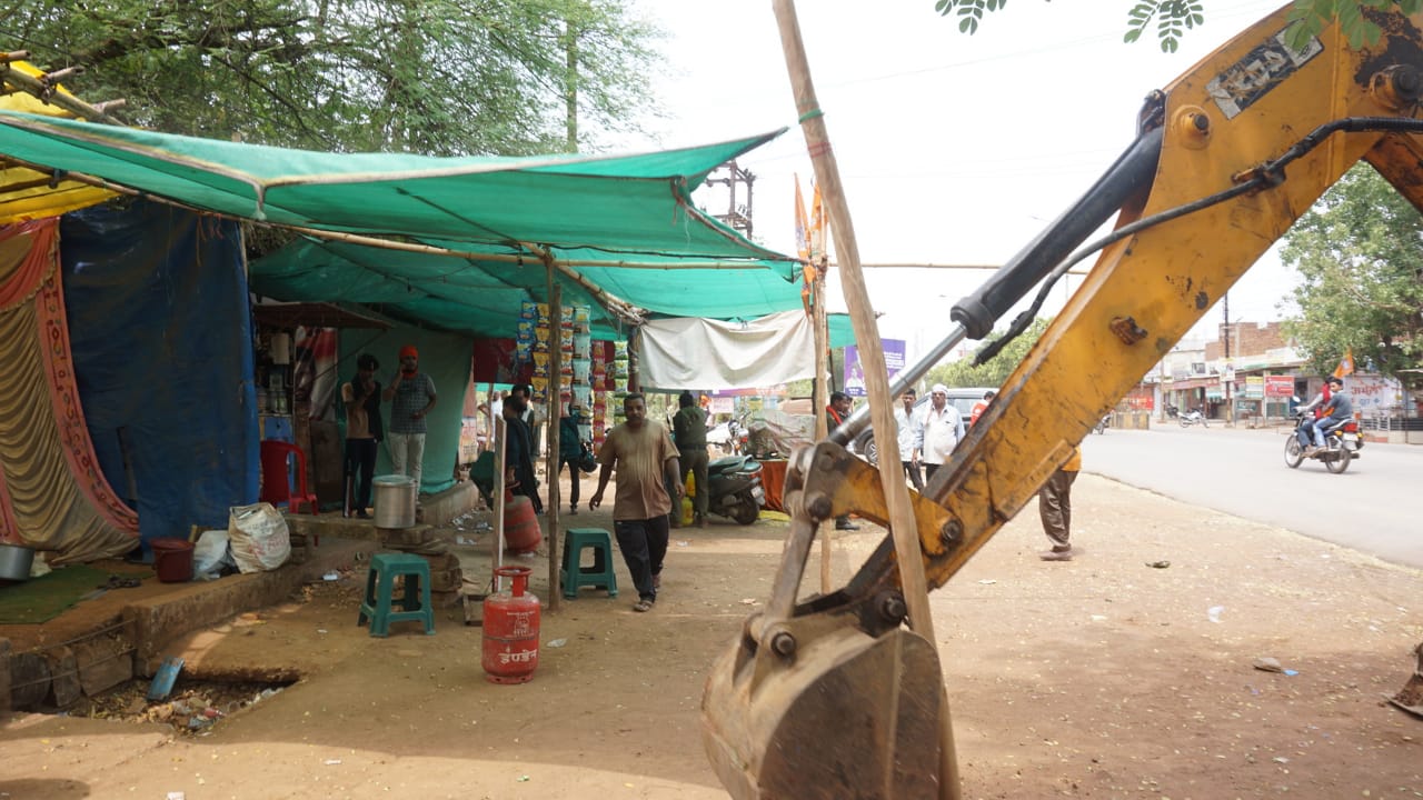 निगम ने 20 स्थानों से हटाया कब्जा, वसूला 20 हजार का जुर्माना