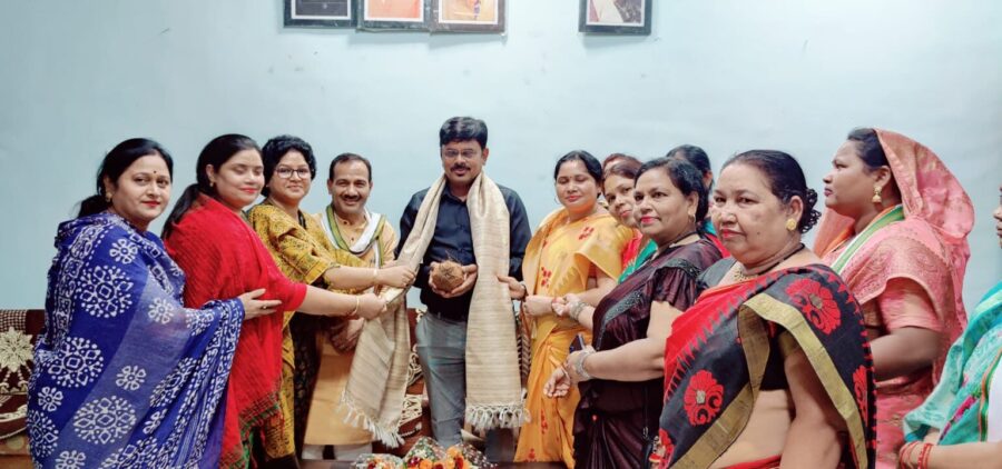 महिला कांग्रेस ने किया जिलाधीश जितेंद्र शुक्ला का सम्मान