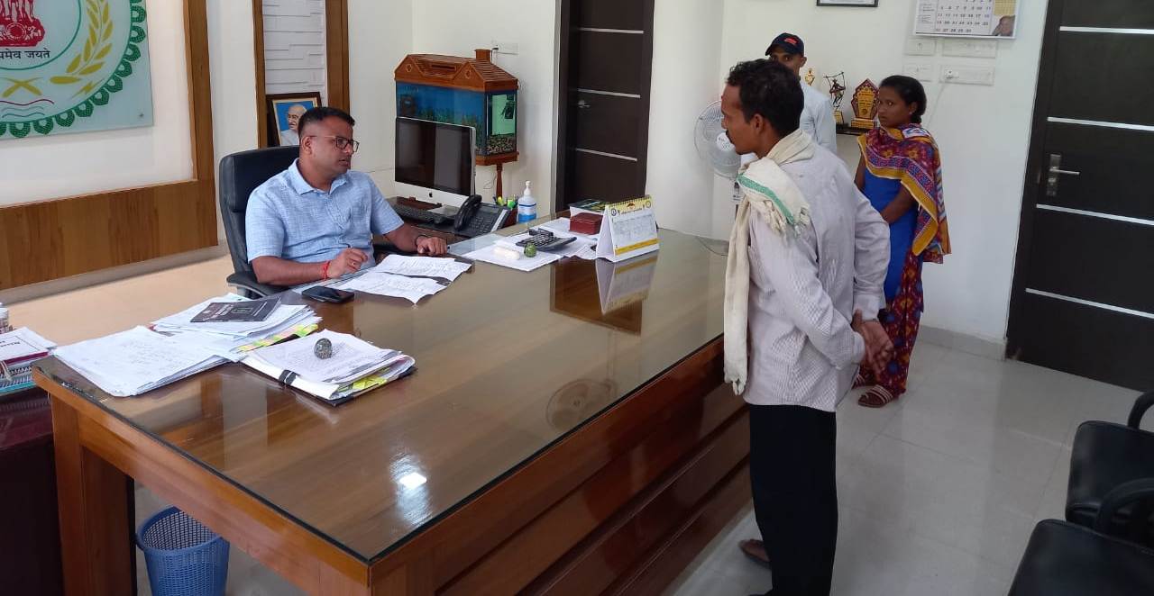 जनचैपाल में ग्रामीणजन पंहुचकर कलेक्टर से लगाई गुहार