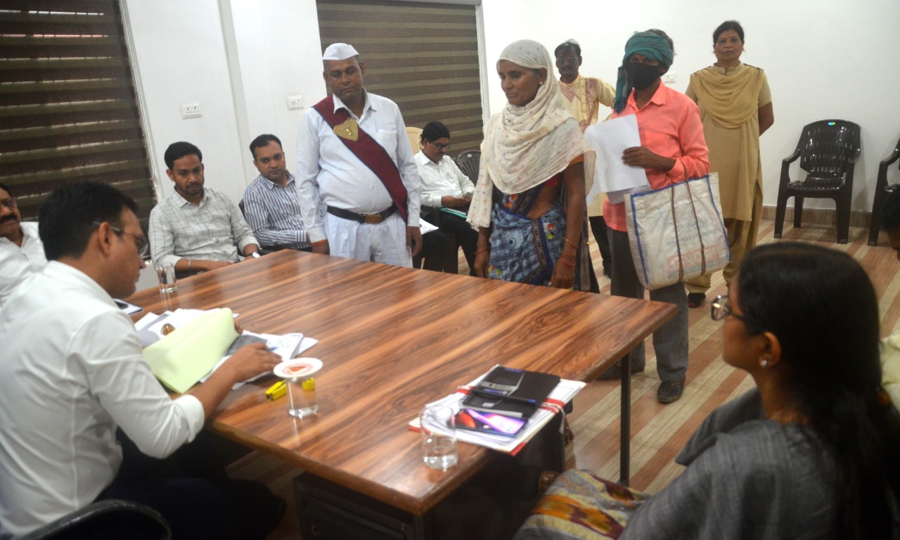 कलेक्टर ने जन चौपाल में सुनी लोगों की समस्याएं