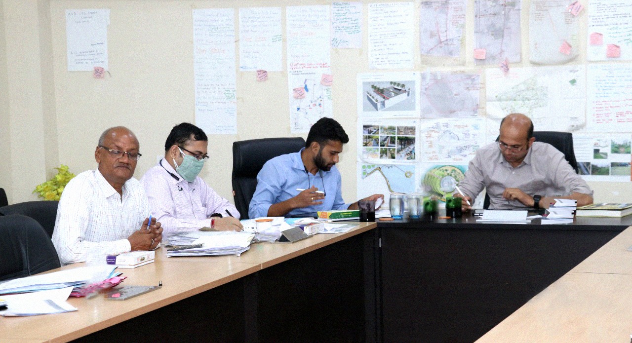 कलेक्टर ने ली स्मार्ट सिटी मिशन के कार्यों की जानकारी
