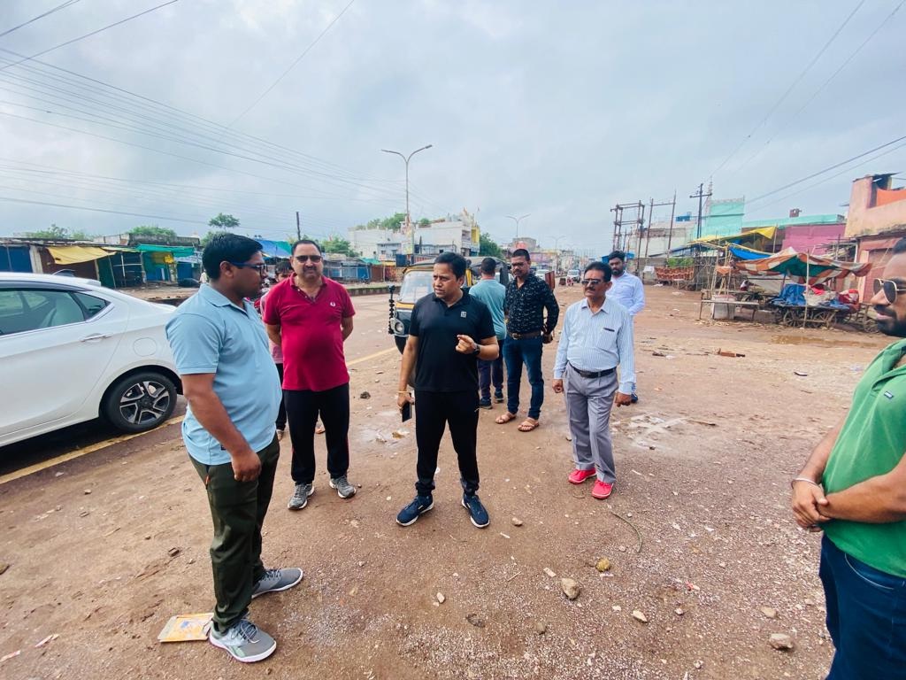 निगम आयुक्त ने शहर की सफाई व्यवस्था का किया निरीक्षण, गंदगी पसारने वालों पर लगाया जुर्माना