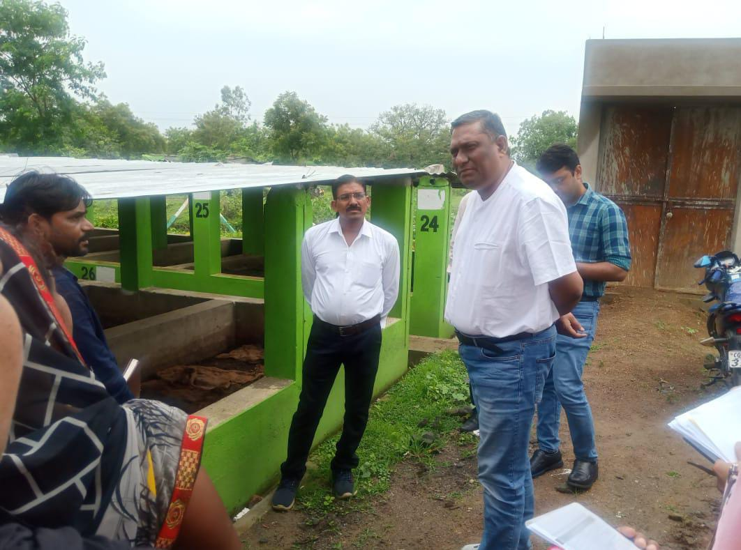 प्रदीप शर्मा ने गौठानों का किया निरीक्षण, महिला स्व सहायता समूहों के कार्यो की प्रशंसा