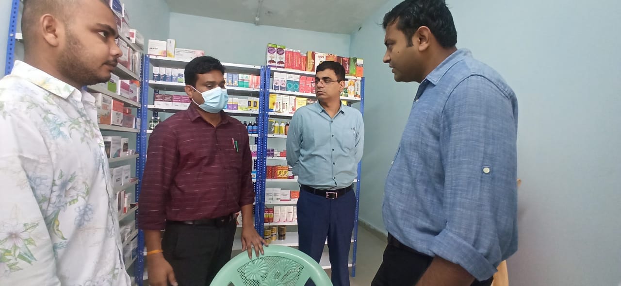 फ्लैगशिप योजनाओं का जायजा लेने जिले के अंतिम छोर स्थित गांव पहुंचे कलेक्टर व एसपी