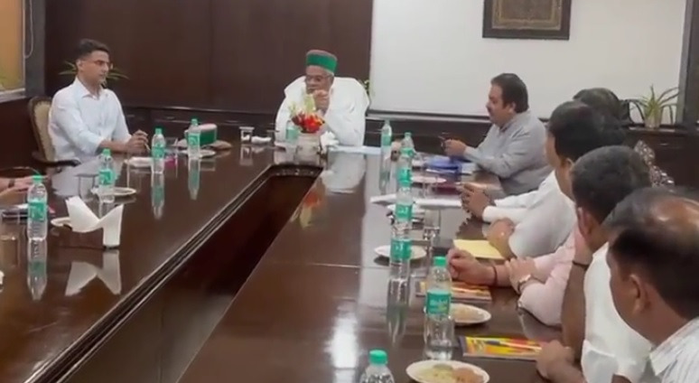 मुख्यमंत्री बघेल ले रहे हिमाचल प्रदेश के नेताओ की बैठक...