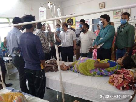 सीएमएचओ संग सीईओ ने डायरिया प्रभावित पीड़ितों का जाना हालचाल