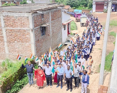 एसडीएम के साथ बच्चे, नौजवान, बुजुर्ग सभी ने उत्साहपूर्वक फहराया तिरंगा