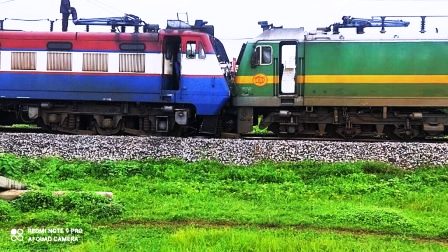 दो इंजन आपस में भिड़े, चार वैगन पटरी से उतरे