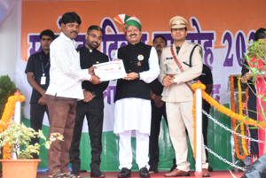 उत्कृष्ट कार्य के लिए जनसंपर्क के वाहन चालक तुलाराम पुरस्कृत