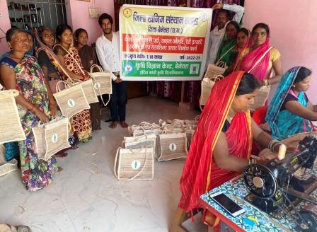 गौठान की महिलाएं बना रही फाईल-फोल्डर, कॉन्फ्रेंस-लेपटॉप बैग, पर्दा