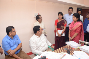 नागरिकों की सुविधा के लिए राजस्व प्रकरणो के निराकरण में ना हो देरी : डॉ. अलंग