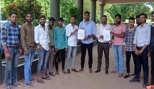 समस्याओं को लेकर युवाओं ने किया विरोध प्रदर्शन, कलेक्टर को सौंपा ज्ञापन