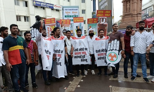 युवा कांग्रेस ने राजधानी में निकाली 'मोदी की महंगाई झांकी'