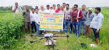 किसानों के प्रक्षेत्र में ड्रोन द्वारा किया गया नैनो यूरिया छिडकाव का प्रदर्शन