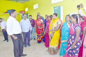 सहसपुर गौठान में महिला समूह द्वारा किए जा रहे प्रयासों को देखकर कलेक्टर ने की खुशी जाहिर