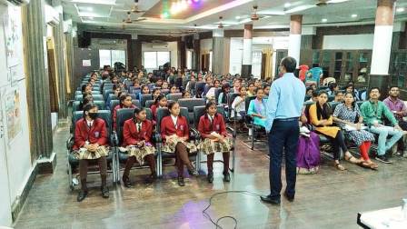 कार्यशाला में किशोरियों को एनीमिया का जानकारी दी