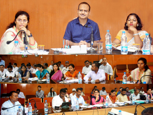 धान खरीदी से संबंधित कार्यों में नही चलेगी लापरवाही, किसी भी प्रकार की गड़बड़ी पाए जाने पर होगी सख्त कार्रवाई : कलेक्टर