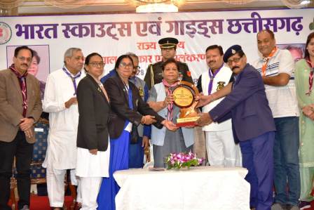 अलंकरण समारोह में राज्यपाल ने स्काउटर-गाइडर को किया सम्मानित
