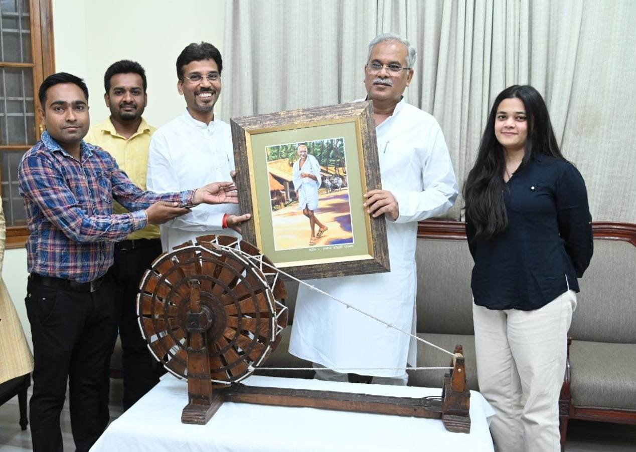 मनोज कोठारी ने सीएम बघेल को भेंट किया 65 साल पुराना चरखा