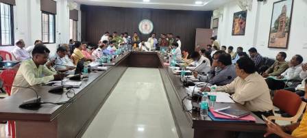 आपसी समन्वय से सरकार की योजनाओं का करें बेहतर क्रियान्वयन : कलेक्टर