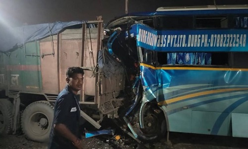 हाईवे पर खड़े ट्रेलर से टकराई बस, 20 यात्री घायल