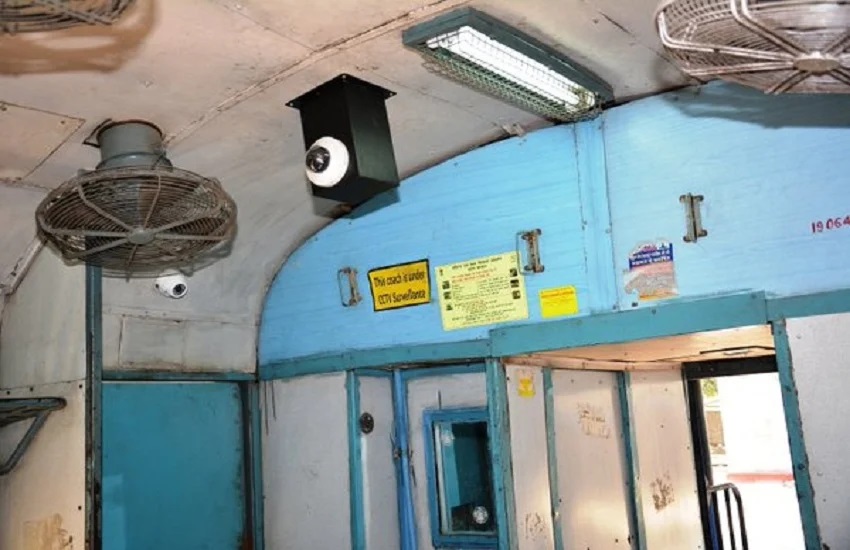 अब ट्रेन के अंदर भी रहेगी पैनी नजर, 190 कोचों में लगे सीसीटीवी कैमरे