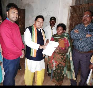 विधायक ने लंरगू राम के परिजनों को 4 लाख की आर्थिक सहायता राशि का सौंपा चेक