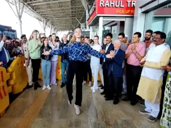 ... और जब एयरपोर्ट में ही नाचने लगे विदेशी कलाकार : आदिवासी नृत्य महोत्सव में शामिल होने छग पहुंचे रसिया, न्यूजीलैंड के आर्टिस्ट