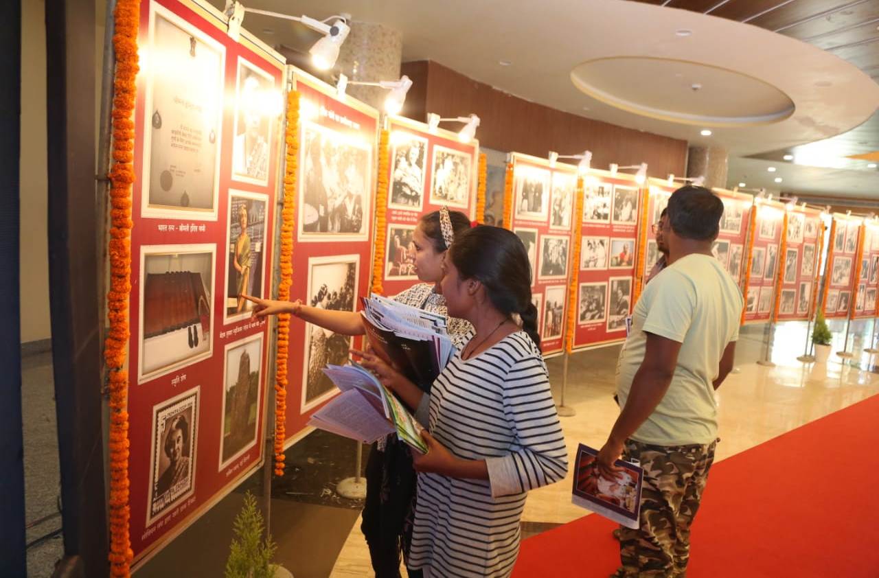 जनसम्पर्क विभाग की छायाचित्र प्रदर्शनी बनी आम लोगों के लिए प्रेरणादायी