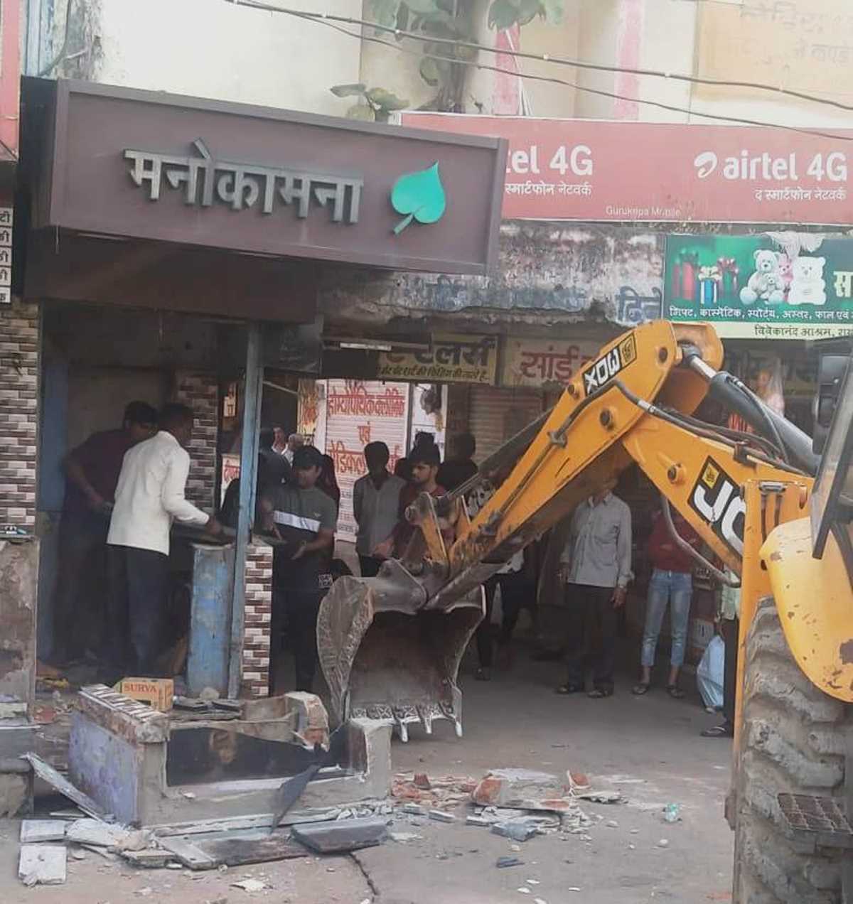 अवैध कब्ज़ों पर चला बुलडोज़र : आदर्श बाजार में RDA ने हटाए 25 दुकानों के अवैध कब्जे