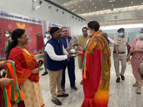 केंद्रीय मंत्री स्मृति ईरानी रायपुर पहुंची, महतारी हुंकार रैली के लिए जाएंगी बिलासपुर ...