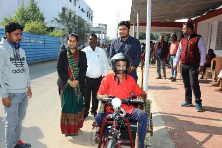 दिव्यांग शमशेर को मिला ट्राइसिकल, जनचौपाल में मिले 99 आवेदनों का निराकरण के निर्देश