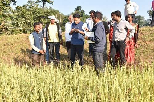 नवसर्वेसित गांव की बदल रही तस्वीर : कलेक्टर ऋतुराज रघुवंशी ने एकडा के देवगुड़ी में लगायी चौपाल, ग्रामीणों की सुनी समस्या