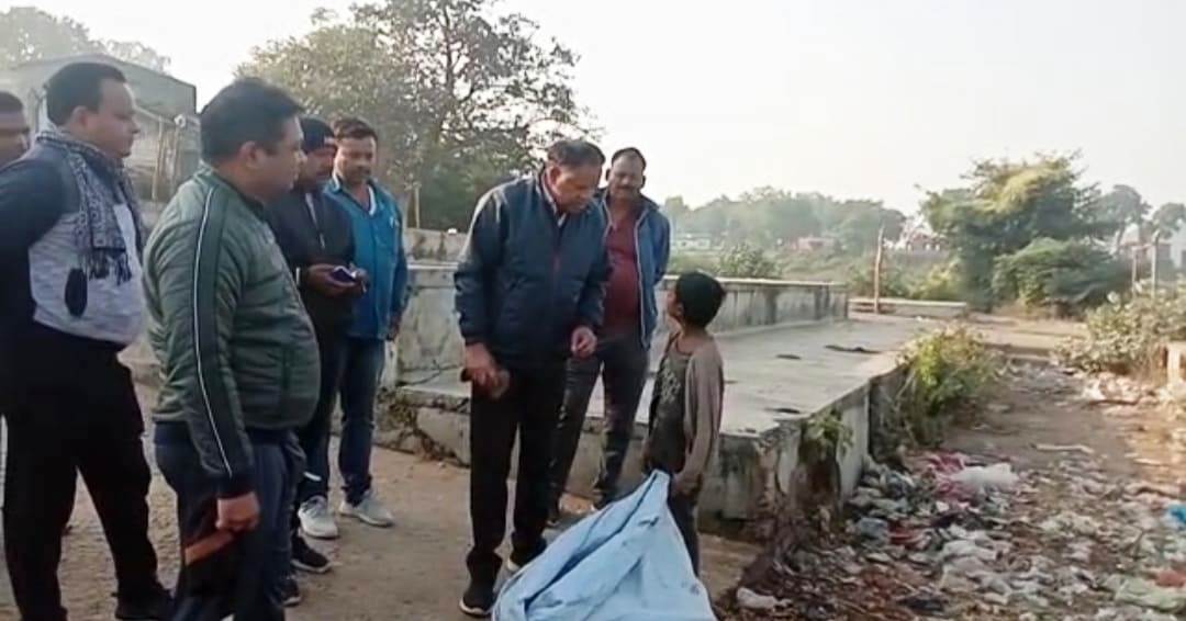 प्रिंस अब पढ़ेगा, आगे बढ़ेगा : घूमंतू बच्चों का भविष्य संवारने कलेक्टर ध्रुव की अभिनव पहल