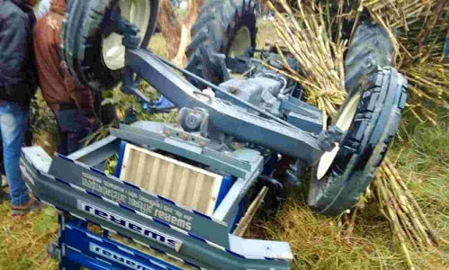 ट्रैक्टर पलटने से मजदूर की मौतट्रैक्टर पलटने से मजदूर की मौत