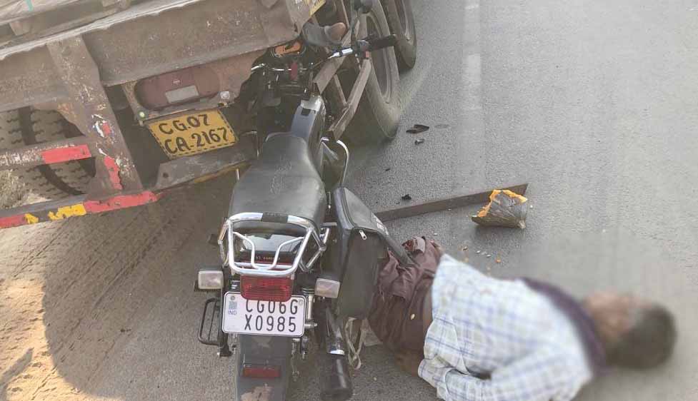 खड़े ट्रेलर से टकराई बाइक, 1 की मौत, 1 घायल
