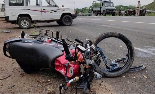 मोटरसाइकिल ट्रक से टकराई, एक की मौत
