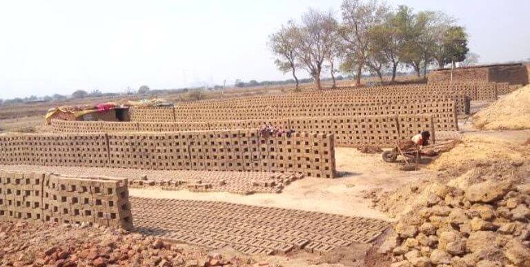 ईंट भट्ठे में काम कर रही थी अस्पताल से लापता छात्राएं...