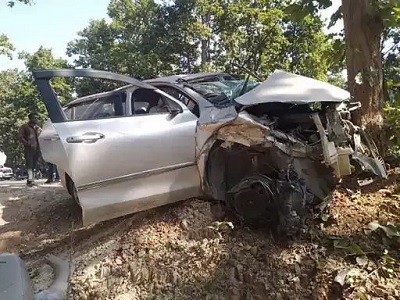 तेज रफ्तार कार ने बाइक को ठोका फिर पेड़ टकराई,1 की मौत, 6 घायल