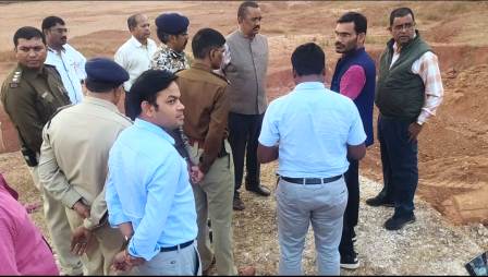 मालगांव दुर्घटना में मृतकों के परिजनों व घायलों से कमिश्नर ने भेंटकर बंधाया ढांढस