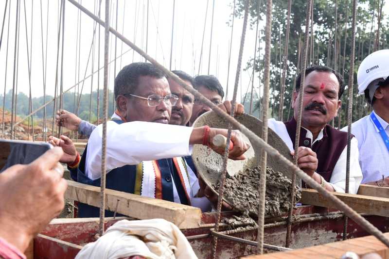 मंत्री कवासी लखमा ने मजदूरों के साथ किया श्रमदान