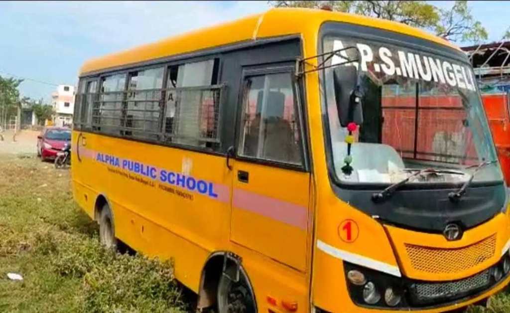 स्कूल बस की चपेट में आने से बाइक सवार महिला की मौत, तीन घायल