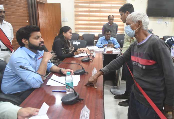 भ्रमित कर बैंक में जमा राशि को म्यूचुअल फंड और पॉलिसी में लगा दिया, ग्राहक पहुंचा जनदर्शन