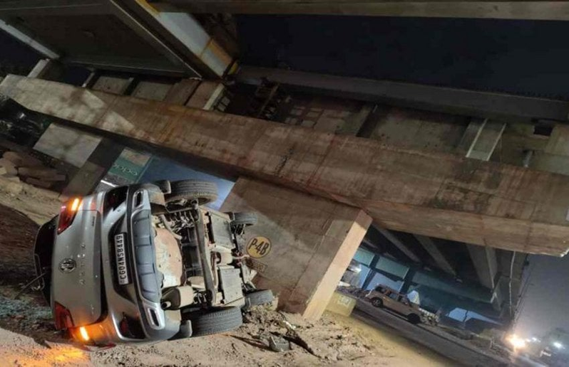 फ्लाईओवर हादसे में परिजनों को खो चुकी बच्ची को कंपनी देगी मुआवजा, कंपनी की लापरवाही से गई परिजनों की जान