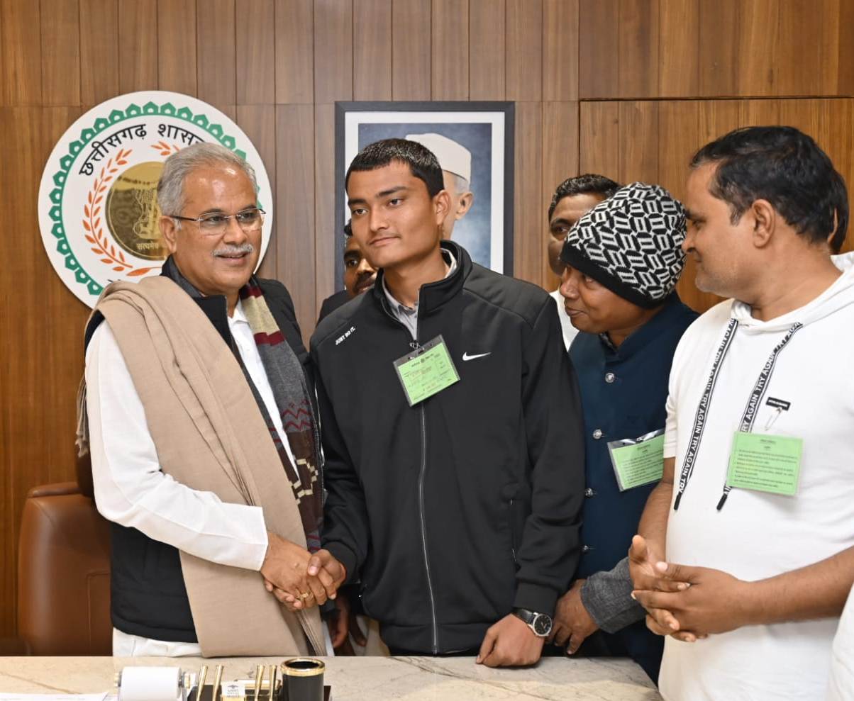 अच्छी पढ़ाई करो और डॉक्टर बनकर समाज की सेवा करो - श्री भूपेश बघेल