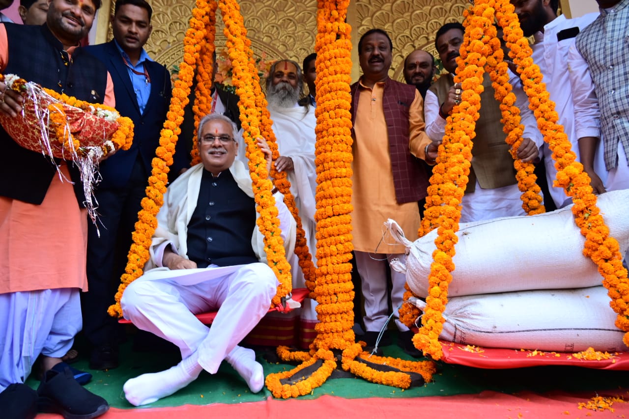 मुख्यमंत्री श्री बघेल ने पूजा अर्चना कर प्रदेशवासियों की सुख समृद्धि की कामना की