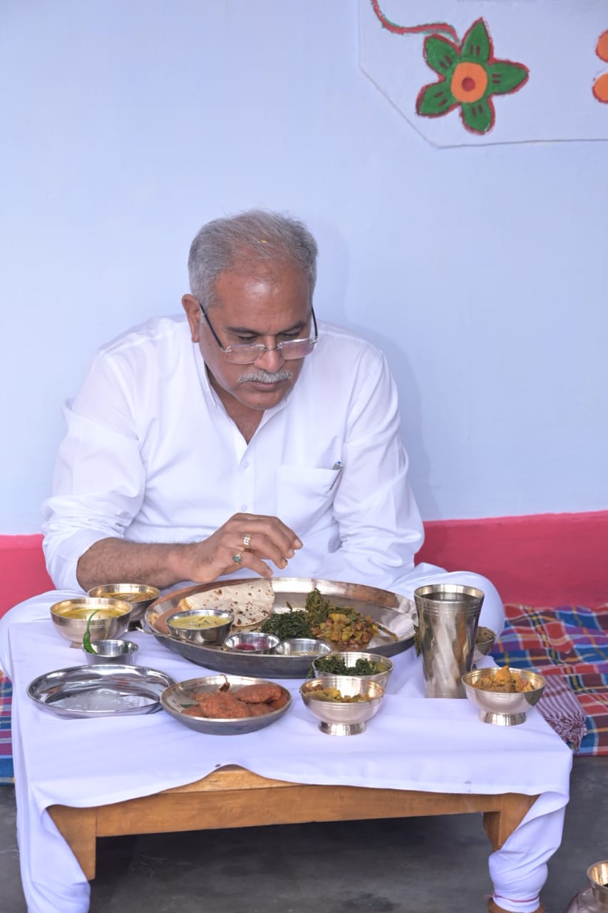 मुख्यमंत्री श्री भूपेश बघेल ने आदिवासी बाहुल्य ग्राम रंजना निवासी कुम्हार श्री मुकुंदराम के घर लिया स्वादिष्ट छत्तीसगढ़िया भोजन का स्वाद 